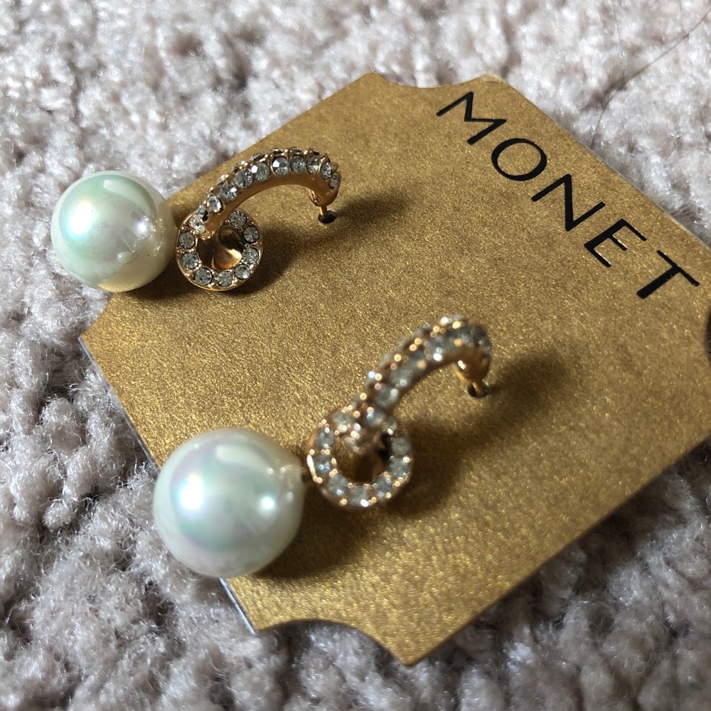 EUC petite pearl earrings
